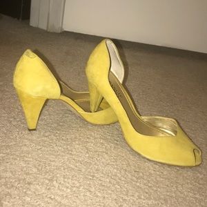 🍋 peep toe suede kitten heels!!!